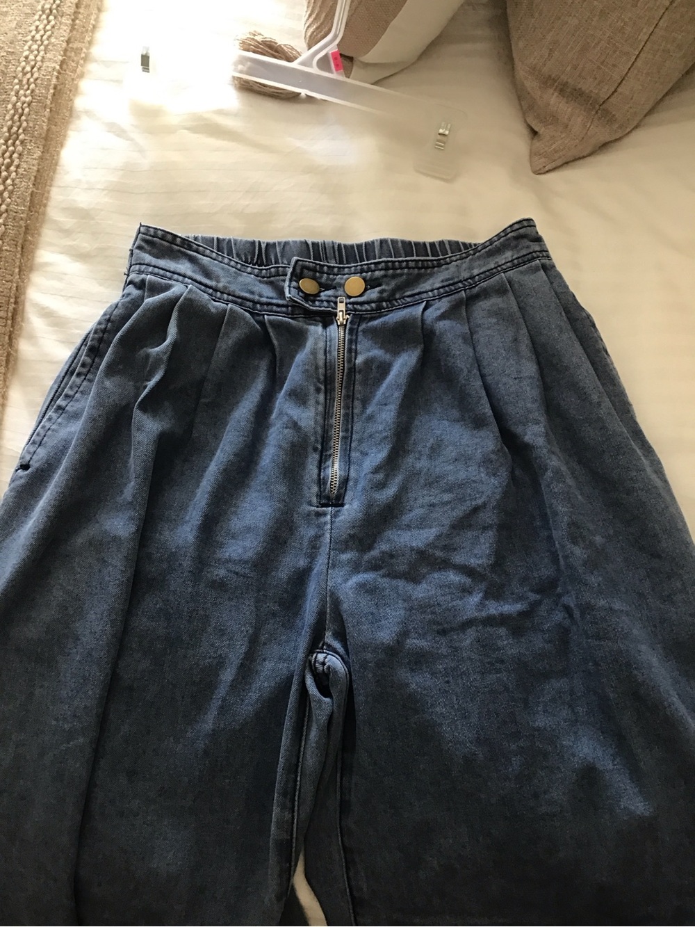 High-Rise balloon Pleated Jeans in Light Blue Denim - Picture 5 of 7